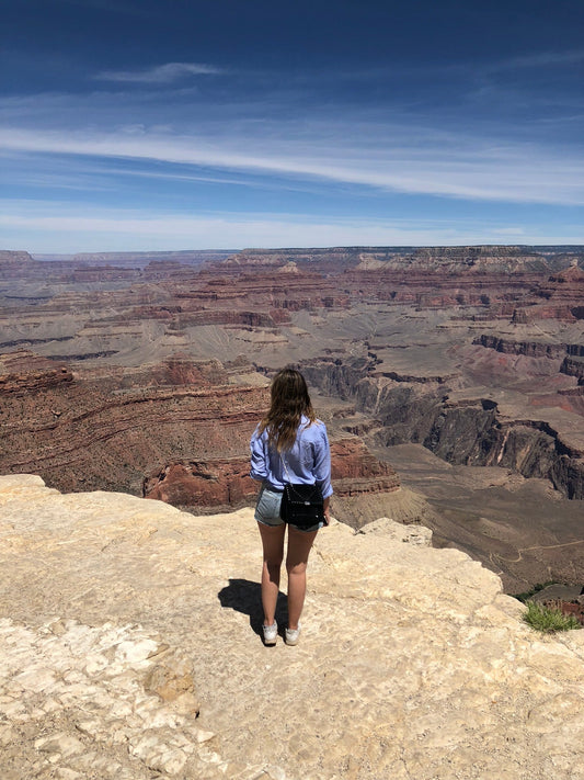 Voyager seule : 10 activités pour transformer la solitude en moments magiques